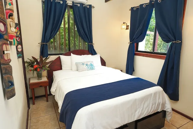 بنغل ملكي بسريرين كوين، West Bay Lodge 4/9