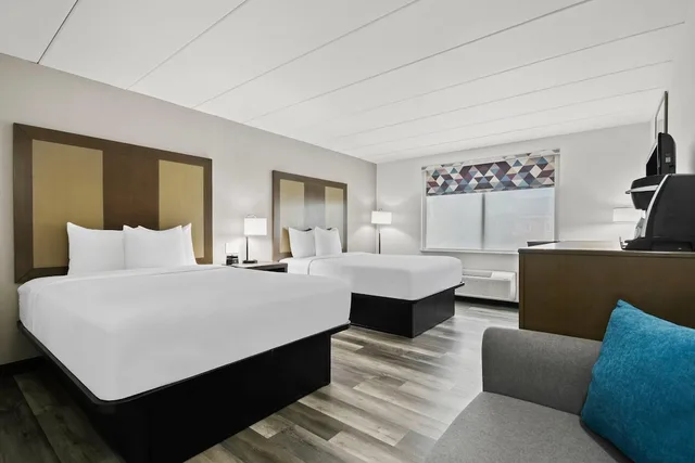 غرفة بسرير كينج لذوي الإعاقة، La Quinta Inn & Suites by Wyndham Sturbridge 3/7