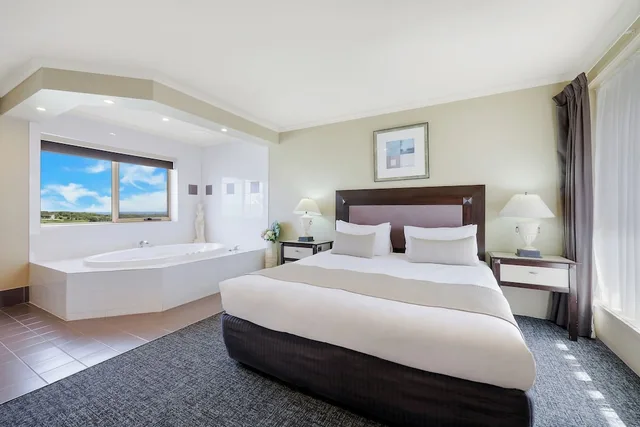 Spa, Premium, Suite, King Bed, Sofa، Comfort Inn On Raglan 1/10