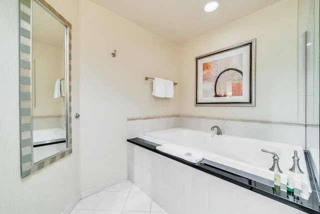 جناح ديلوكس بسرير كينج بشرفة، Jet Luxury Resorts @ The Signature Condo Hotel 6/8