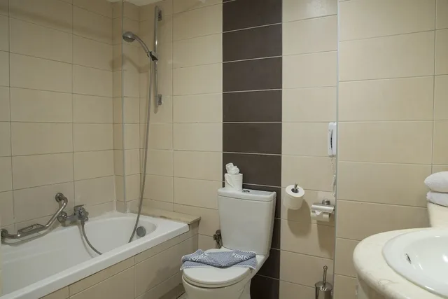 غرفة قياسية بسريرين منفصلين، Manousos City Hotel 5/7