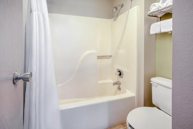 Deluxe, Suite, Queen Bed, Baymont By Wyndham Grand Rapids Southeast 4/4