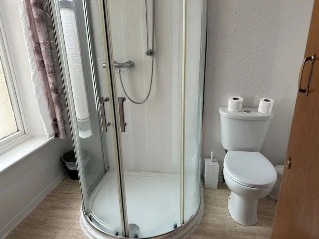 Family, 1 Single and 2 Double Beds، Tuxford House Hotel 3/3