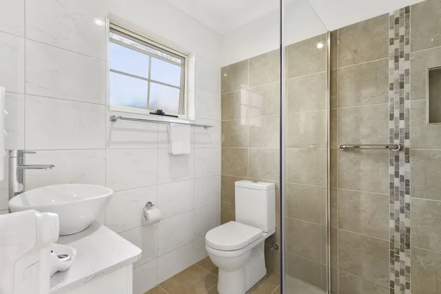 كوخ ديلوكس بسرير كوين وسريرين منفصلين بغرفتي نوم، Swansea Cottages & Motel Suites 3/5