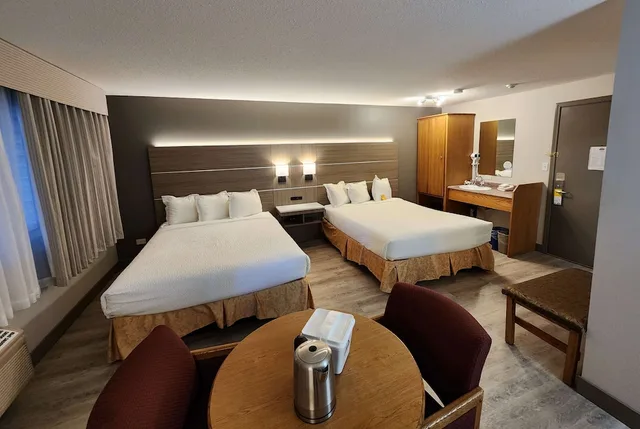 Room, 2 Queen Beds, Pool Side، Days Inn by Wyndham Penticton Conference Centre 7/7
