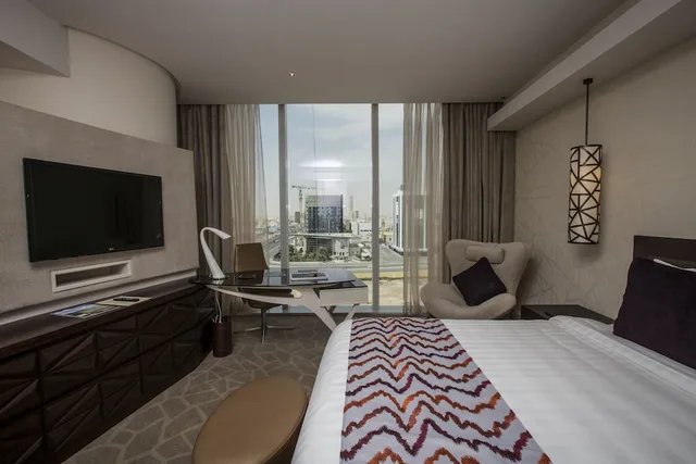 غرفة ديلوكس بسرير كينج بإطلالة على المدينة، فندق برج رافال(JW Marriott Hotel Riyadh) 3/6