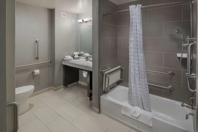 جناح بسرير كينج بغرفتين مع أريكة بحوض استحمام لذوي الإعاقة، Embassy Suites By Hilton Portland Hillsboro 2/2