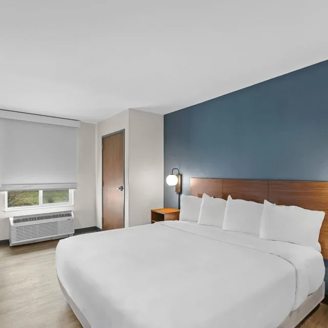 Room, King Bed, Everhome Suites Wichita Northeast 3/10