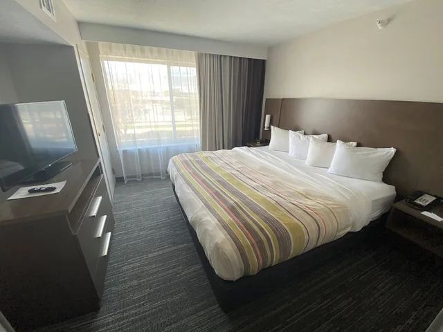 1 Bedroom, Suite, King Bed, Accessible, Country Inn and Suites by Radisson Council Bluffs IA 3/6