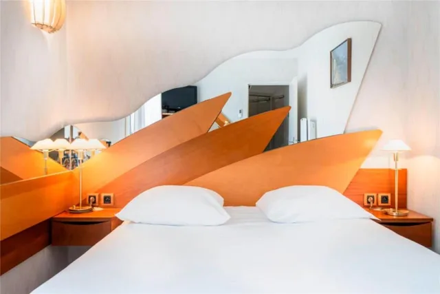 Comfort, Queen Bed, Water Front, Balcony، Best Western Hotel Le Crystal Dinard 6/10