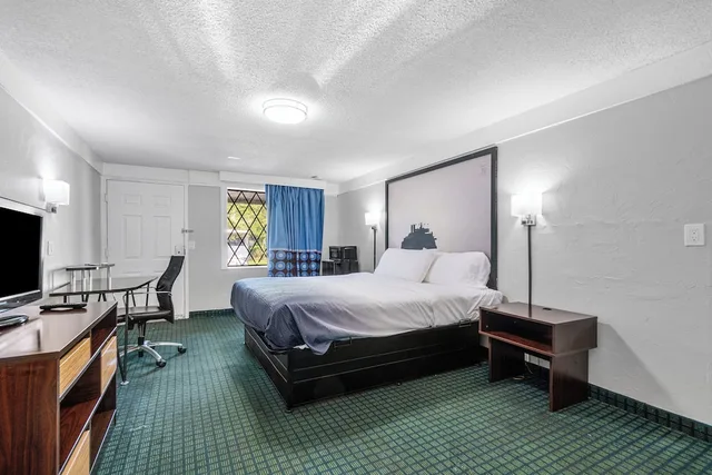 Room, King Bed, Super 8 By Wyndham Lantana West Palm Beach 5/10