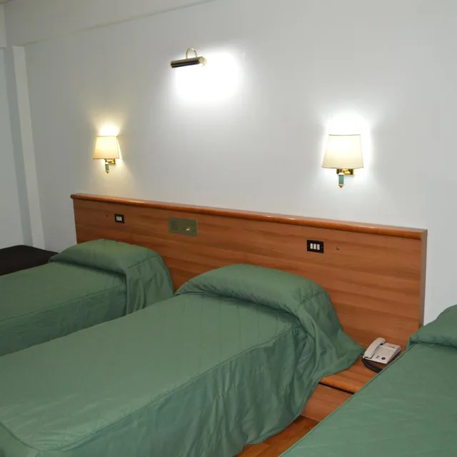 Room, Triple, Canadian Hotel 3/7