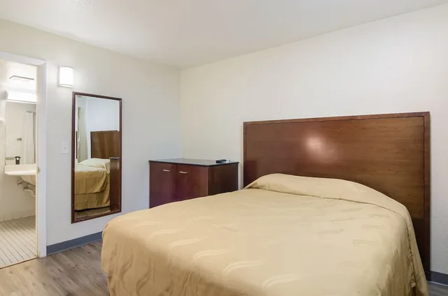 غرفة بسرير مزدوج لذوي الإعاقة، Rodeway Inn Greeley CO 1/5