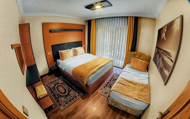جناح عائلي بثلاثة أسرّة وسريرين كوين مع أريكة، Concept House 4/10
