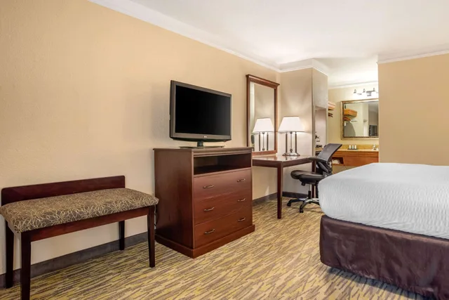 غرفة قياسية بسرير كينج، Clarion Inn Conference Center Gonzales, LA 3/4