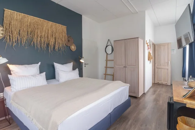 غرفة كومفورت بسرير كينج بشرفة، Aqua Hotel & Hostel 6/10