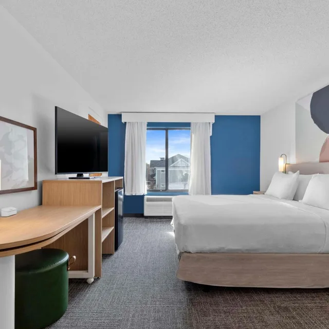 غرفة بسرير كينج بحوض استحمام لذوي الإعاقة، Spark by Hilton Greensboro 1/2