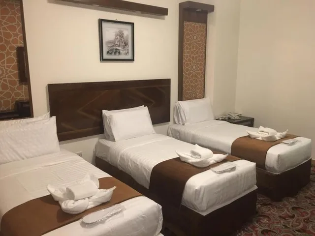 غرفة قياسية ثلاثية بثلاثة أسرّة، فندق سكاي فيو(Sky View Hotel) 1/3