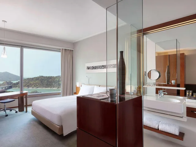 Premier, Queen Bed, Novotel Citygate Hotel Hong Kong 1/1