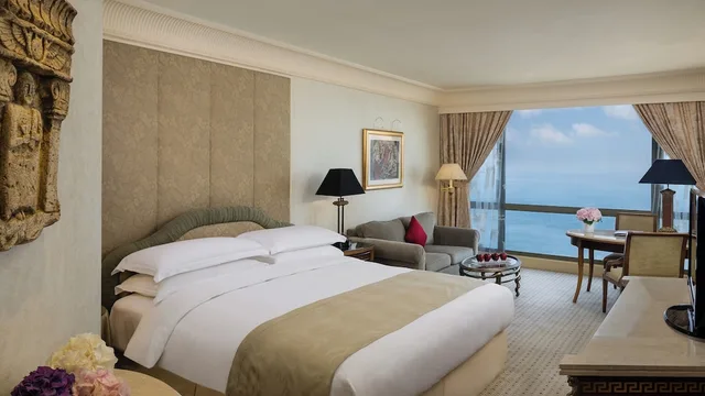 غرفة بريميوم بسريرين منفصلين بإطلالة على البحر، Intercontinental Phoenicia Beirut 2/8