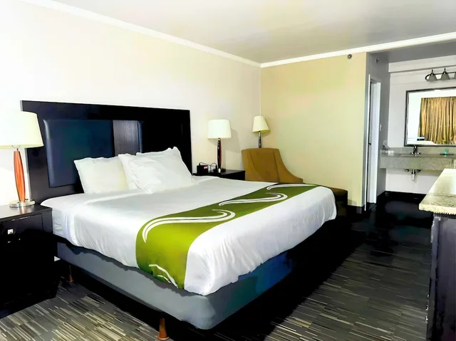 غرفة قياسية بسرير كينج للمدخنين، Quality Inn Fort Worth - Downtown East 2/3