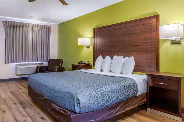 غرفة قياسية بسرير كينج، Econo Lodge West Coors Blvd 4/10