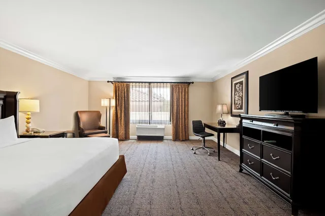 غرفة قياسية بسرير كينج لذوي الإعاقة، Best Western Ontario Mills 2/4