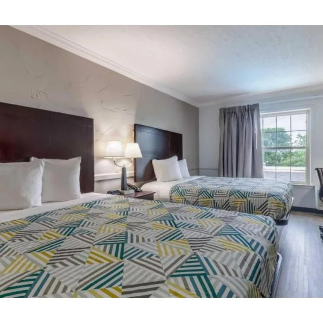 2 Queen Beds Mobility Accessible Tub, Smk، Motel6 Dallas, TX - Downtown 3/10