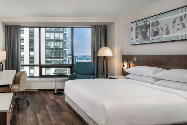 Club, King Bed, Delta Hotels Ottawa City Centre 1/8