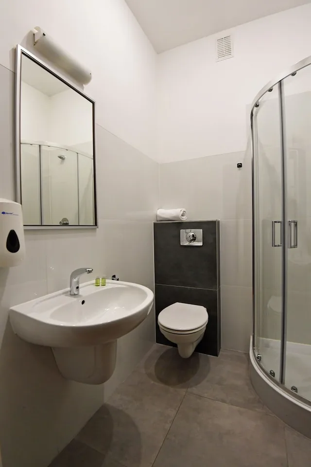 غرفة قياسية بسريرين منفصلين بحمام مشترك، Hostel Deco 4/4