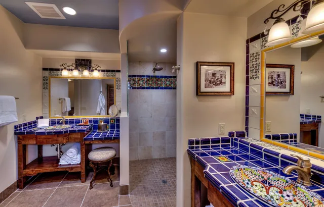King Bed, Outdoor Bath، Hacienda Del Sol Ranch Resort 3/3