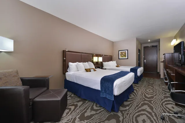 غرفة قياسية بسريرين كوين، Best Western Plus Williston Hotel & Suites 5/10