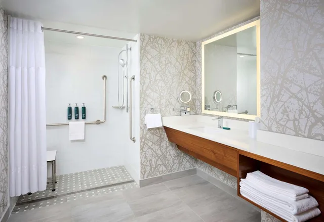 2 Rooms, 2 Queen Beds, West View, Accessible، DoubleTree by Hilton Windsor Hotel & Suites 3/3
