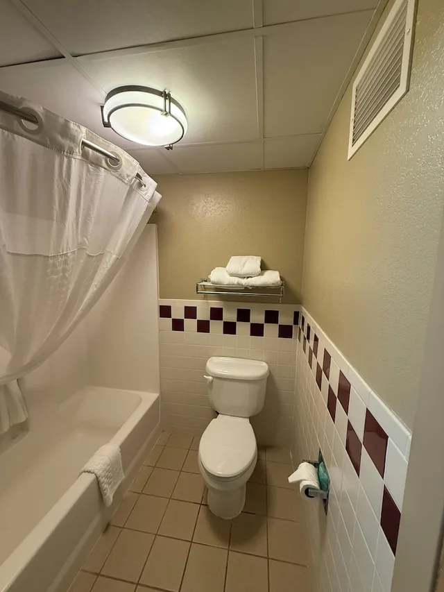 Standard, 2 Queen Beds, Rodeway Inn Hesston, KS 9/10