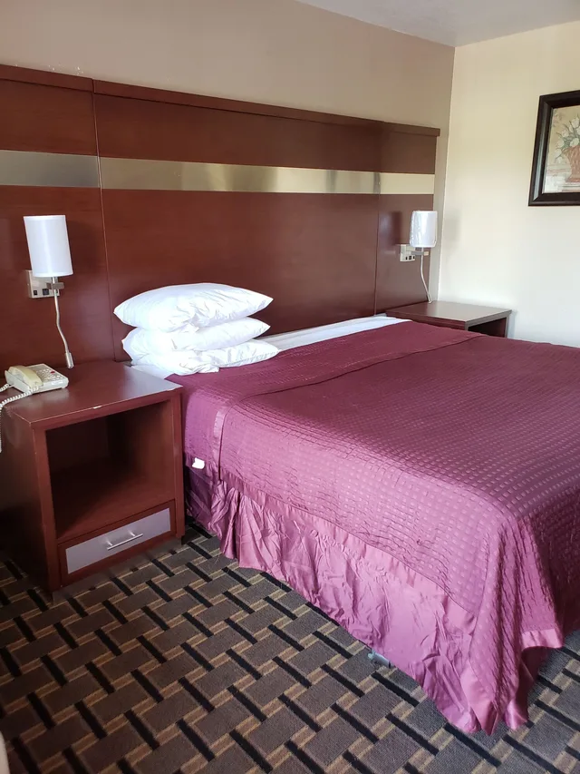 غرفة قياسية مفردة بسرير كينج، Taylor village inn and suites 1/5