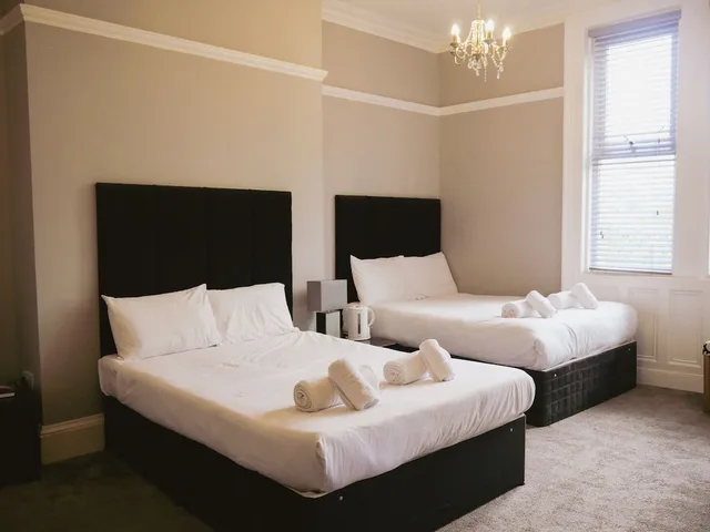 Executive, Suite, 1 Single and 3 Double Beds، Hotel Anfield 10/10