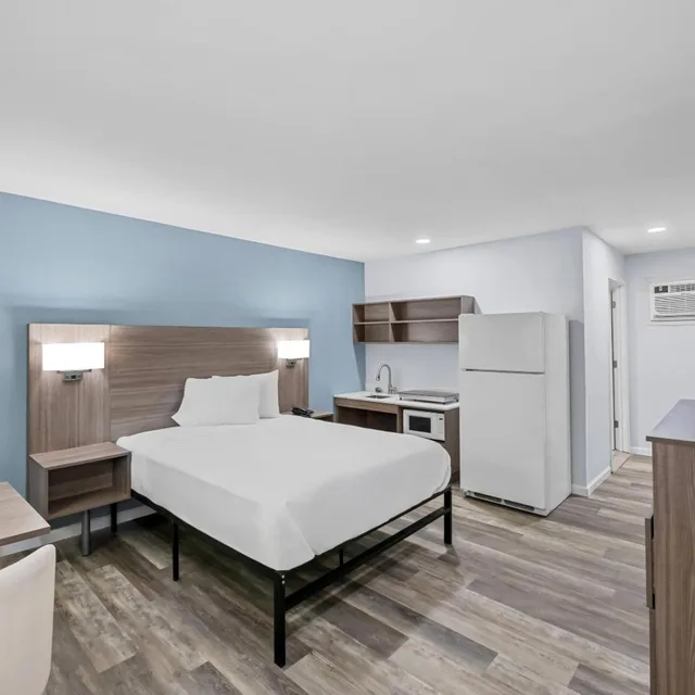 Efficiency, Queen Bed, Exterior Entrance، Birchwood Suites 3/6
