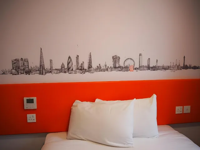 Room, 2 Double Beds, No Window, easyHotel Croydon 1/1