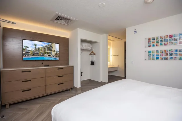1 Bedroom, Suite, King Bed, Ocean Front, Sofa، Sirata Beach Resort St Pete Beach 1/6