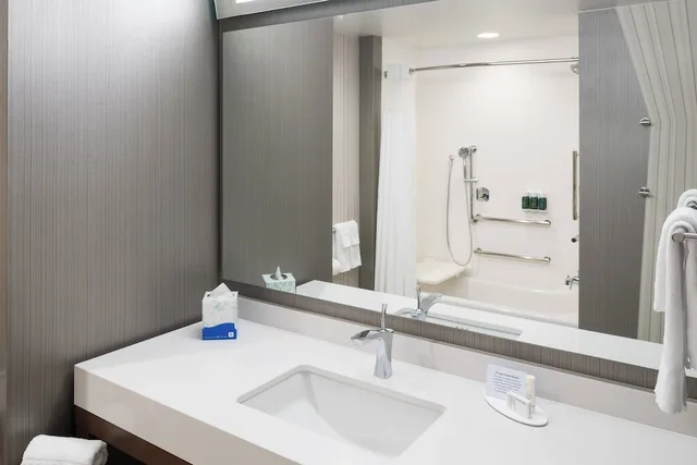 غرفة بسرير كينج بشرفة مع أريكة، Courtyard by Marriott Hilton Head Island 3/3