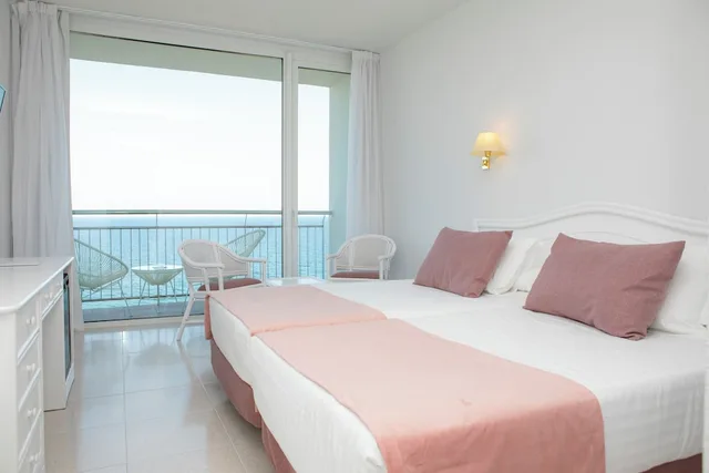 غرفة كلاسيكية عائلية بسرير كوين بإطلالة على البحر بشرفة، Hotel Aromar 1/4