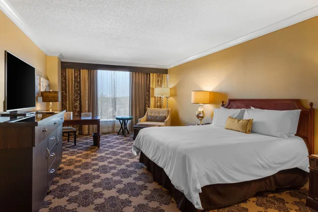 غرفة سيغنتشر بريميير بسرير كينج لذوي الإعاقة، Omni Houston Hotel 1/10