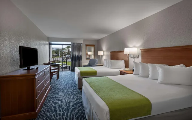 Room, 2 Queen Beds, Street View, Balcony, West Wing، Dayton House Resort, BW Signature Collection 2/3