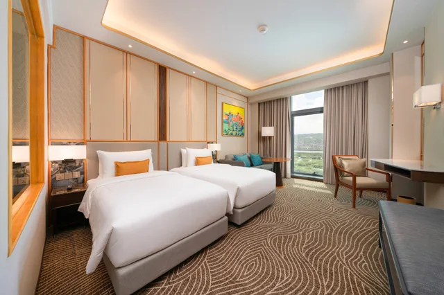 غرفة ديلوكس بسريرين منفصلين بإطلالة على المدينة، Fili Hotel at NUSTAR Resort & Casino Cebu 2/3
