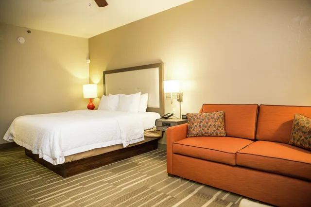 غرفة بسرير كينج مع أريكة، Hampton Inn Hammond 3/5