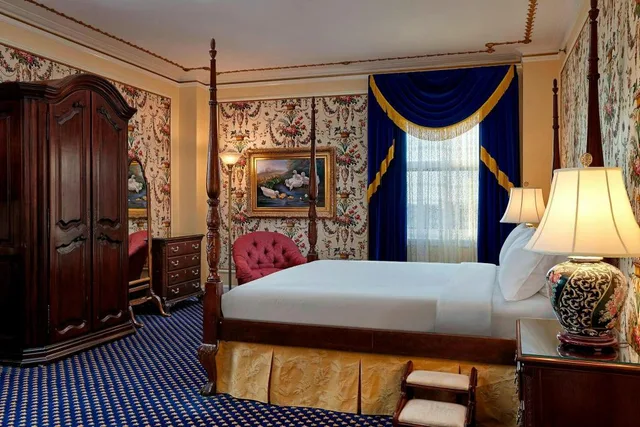 جناح ملكي كبير ركني بسرير كينج بغرفة نوم واحدة بحوض جاكوزي في طابق مرتفع، THE HOTEL SASKATCHEWAN, AUTOGRAPH COLLECTION 1/4