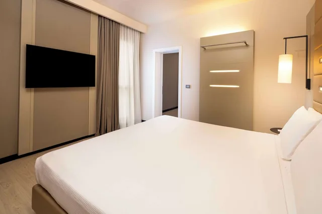 غرفة قياسية بسرير كينج وسريرين منفصلين للمدخنين، Best Western Plus Tower Hotel Bologna 3/10