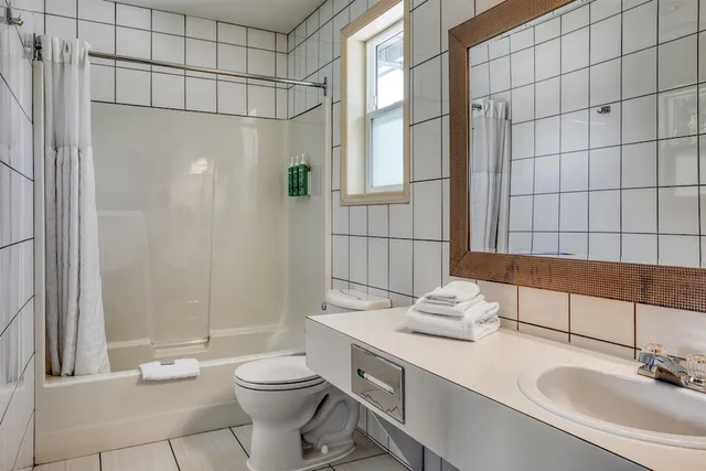 غرفة قياسية بسرير كينج وسرير كوين، Stoke Hotel Surestay Collection By Best Western 7/7