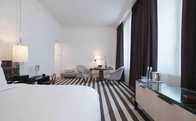 Grand, Premier, King Bed, Rosewood London 4/6