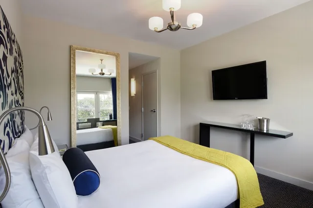 Superior, Queen Bed, Partial Ocean View, Hotel Breakwater South Beach 2/6